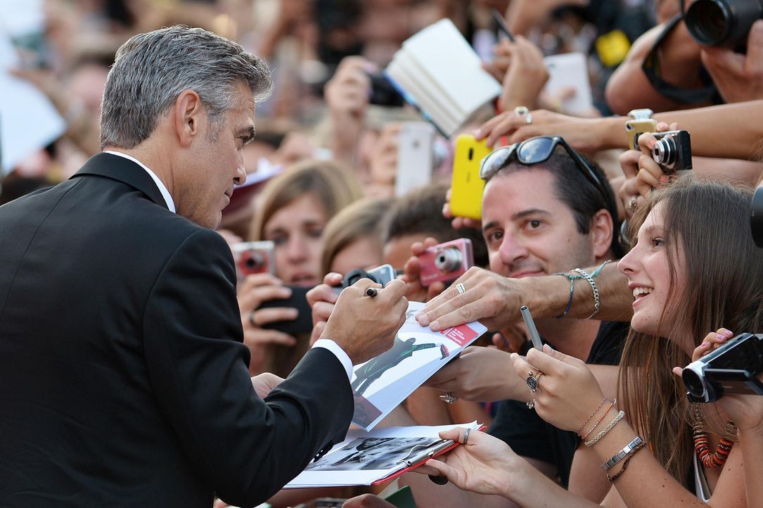 Filmfestival-Venedig-George-Clooney-Fans-13-08-28-1-AFP.jpg 1800 x 1198 - Bildquelle: AFP