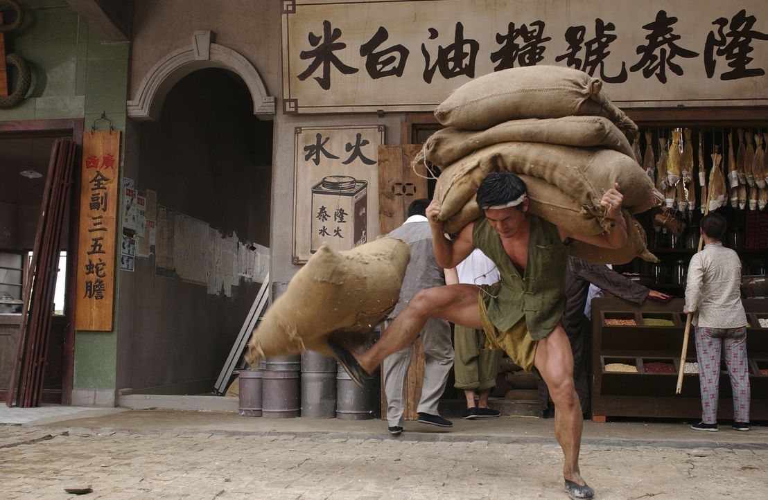 In der Wohnsiedlung "Residenz Schweinstall" leben drei mächtige Kung Fu Kämpfer, die jeder eine eigene Disziplin perfekt beherrschen: Trick der 12 M... - Bildquelle: 2004 Columbia Pictures Film Production Asia Limited. All Rights Reserved.