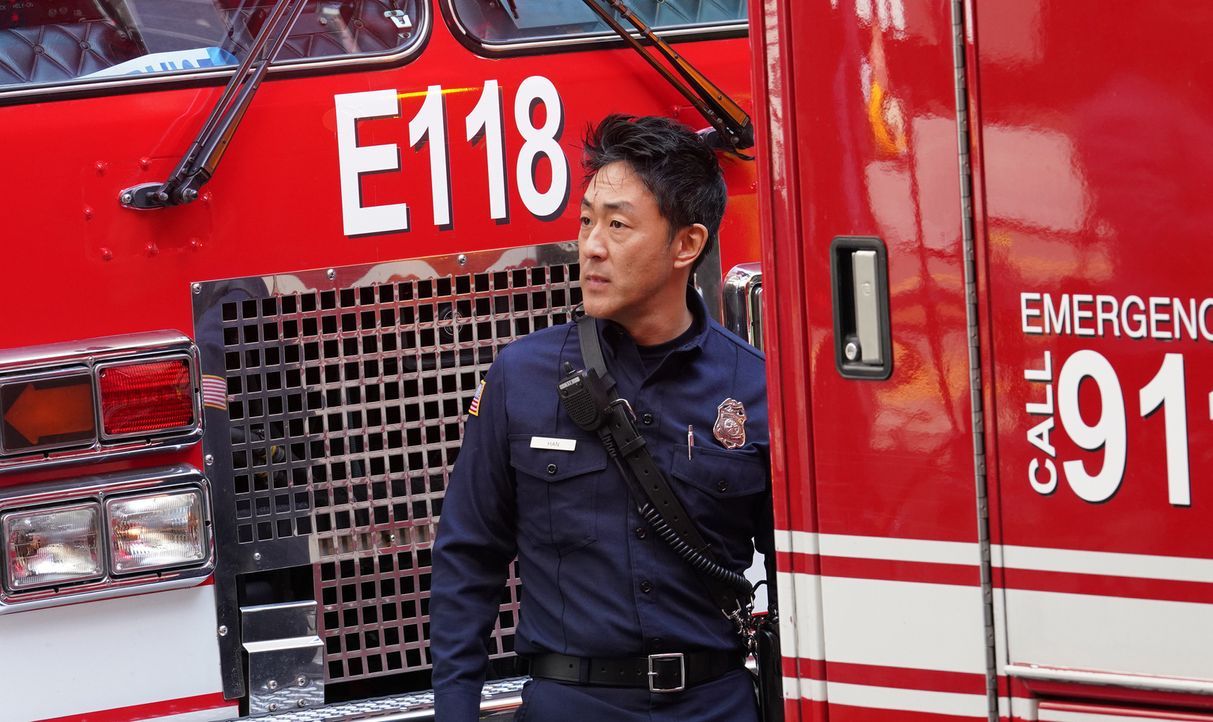Chimney (Kenneth Choi) und seine Kollegen müssen einen Sohn und seine Mutter retten. Unterdessen verschlechtert sich die Situation von Abbys Mutter... - Bildquelle: Michael Becker 2018 Fox and its related entities.  All rights reserved./Michael Becker