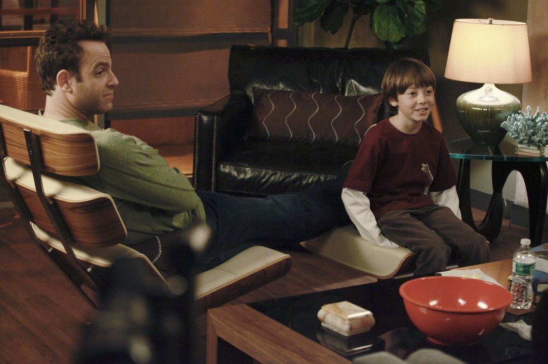 Genießen die gemeinsame Zeit: Cooper (Paul Adelstein, l.) und Mason (Griffin Gluck, r.) ... - Bildquelle: ABC Studios