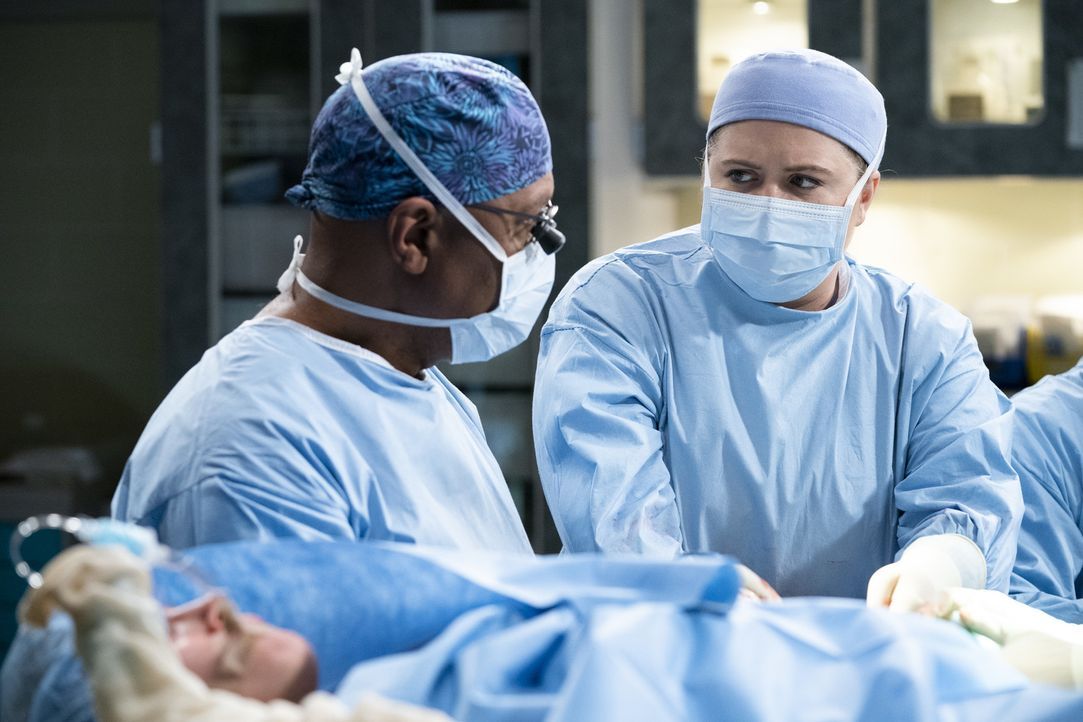 Dr. Richard Webber (James Pickens Jr., l.); Dr. Taryn Helm (Jaicy Elliot, r.) - Bildquelle: Eric McCandless ABC Studios