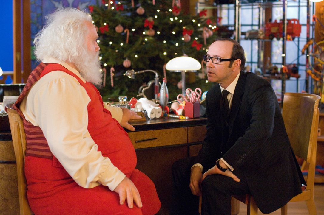 Der charmant-hinterhältige Rationalisierungsexperte mit Kindheitstrauma, Clyde Northcut (Kevin Spacey, r.), lauert nur darauf, dass Nick "Santa" Cl... - Bildquelle: Warner Brothers
