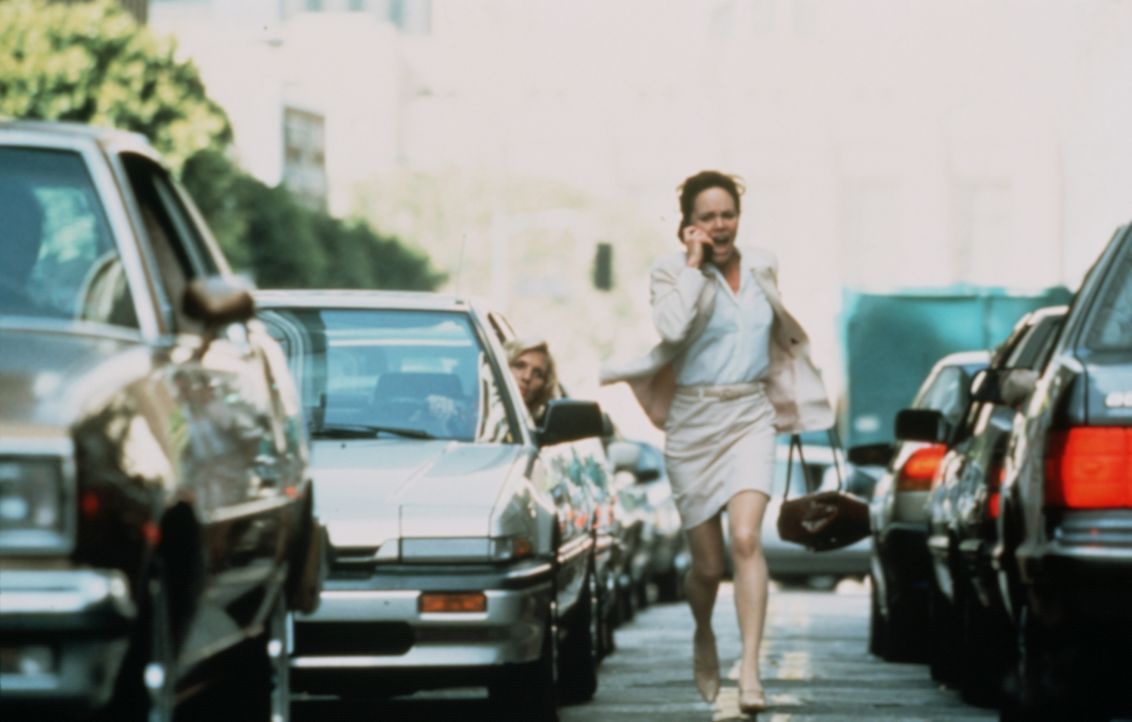 Mitten im dichten Feierabendverkehr hört Karen McCann (Sally Field) am Telefon, wie ihre Tochter von einem Einbrecher brutal vergewaltigt und umgebr... - Bildquelle: Paramount Pictures