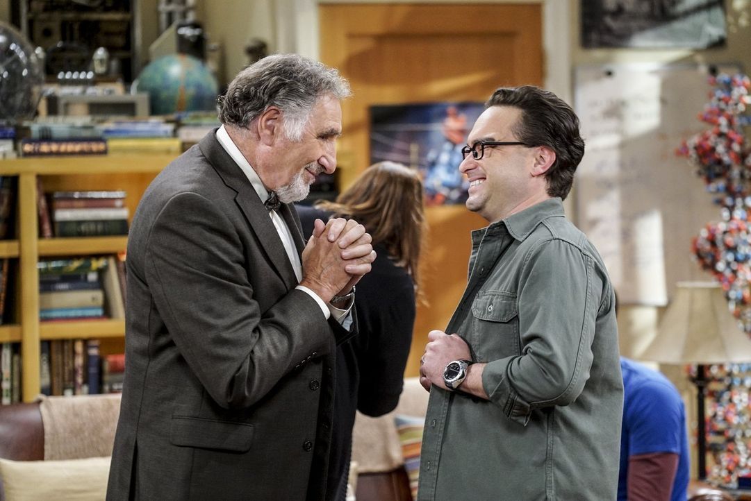 Vater Alfred (Judd Hirsch, l.) und Sohn Leonard (Johnny Galecki, r.) kurz vor der Hochzeit. Wird es diesmal tatsächlich Leonards letztes Ja-Wort sei... - Bildquelle: 2016 Warner Brothers