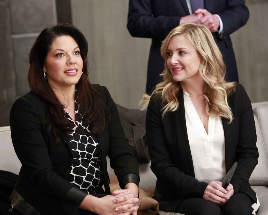 Das Ehepaar Dr. Callie Torres (Sara Ramirez, l.) und Dr. Arizona Robbins (Jessica Capshaw, r.) ist sich nicht immer sofort einig. Nach großen Strei... - Bildquelle: ABC Studios