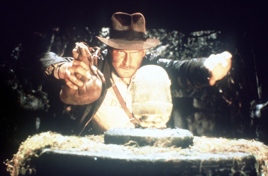Bevor die Nazis zuschlagen, gelingt es dem Archäologieprofessor Indiana Jones (Harrison Ford), die sagenhafte Bundeslade des Alten Testaments zu fi... - Bildquelle: Paramount Pictures