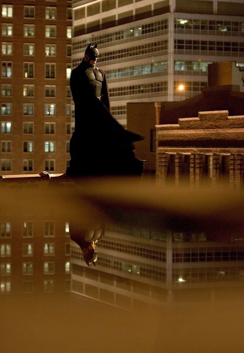 Erst als Batman (Christian Bale), als Jäger aller Schurken, findet Millionärssohn Bruce seinen Platz im Leben ... - Bildquelle: 2005 Warner Brothers