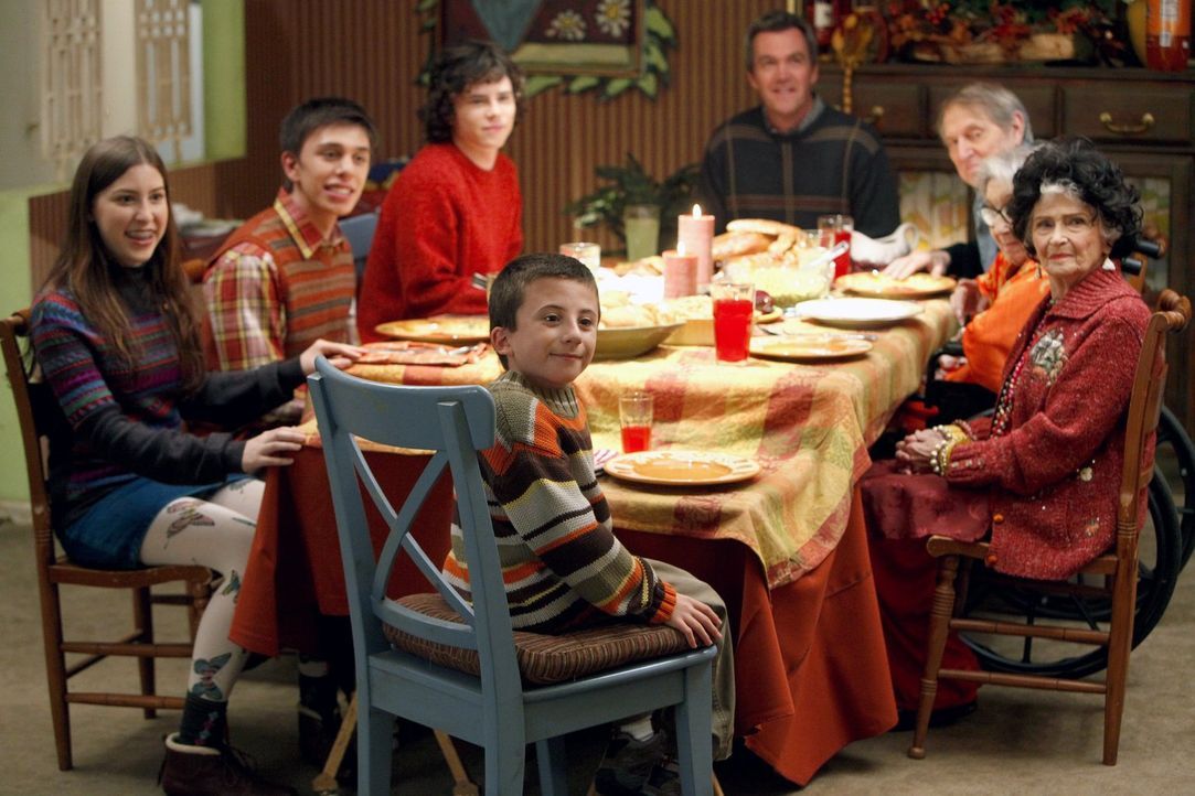 Wird das Thanksgiving-Dinner trotz aller Katastrophen doch noch zum Erfolg? Zumindest haben sich alle um den Tisch versammelt: Brick (Atticus Shaffe... - Bildquelle: Warner Brothers