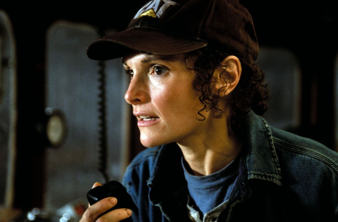 Als der Funkkontakt zur "Andrea Gail" abbricht, ahnt Linda (Mary Elizabeth Mastrantonio), dass Kapitän Billy Tyne und seine Crew in ein Desaster fa... - Bildquelle: Warner Bros. Pictures