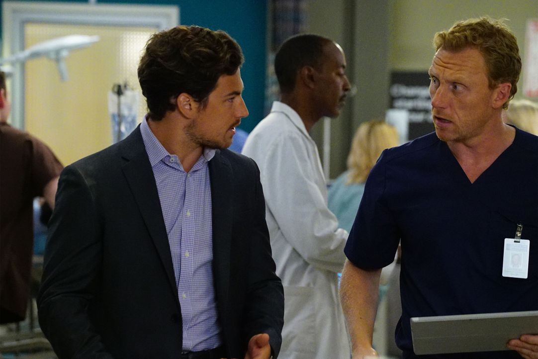 Owen (Kevin McKidd, r.) bittet Dr. Andrew DeLuca (Giacomo Gianniotti, l.), der eine Verletzte ins Krankenhaus gebracht hat, um Mithilfe ... - Bildquelle: ABC Studios