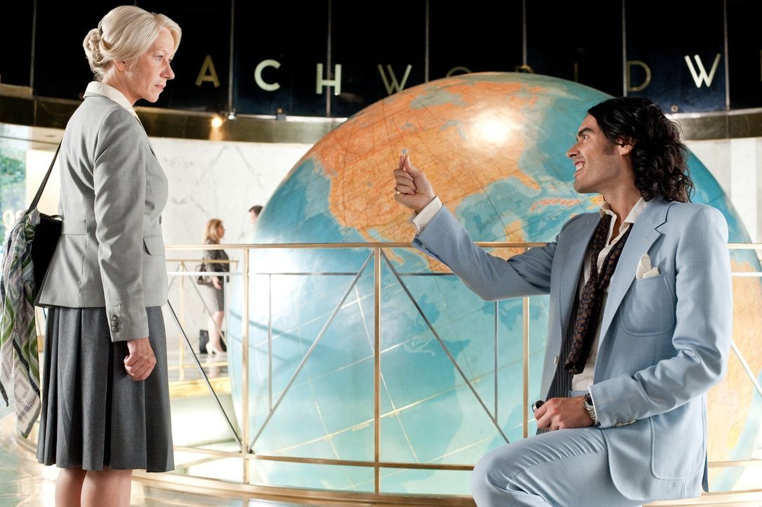Hobson (Helen Mirren, l.); Arthur (Russell Brand, r.) - Bildquelle: Warner Bros.