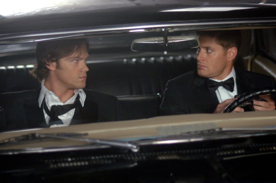 Gehen mysteriösen Todesfällen nach: Sam (Jared Padalecki, l.) und Dean Winchester (Jensen Ackles, r.) ... - Bildquelle: Warner Bros. Television