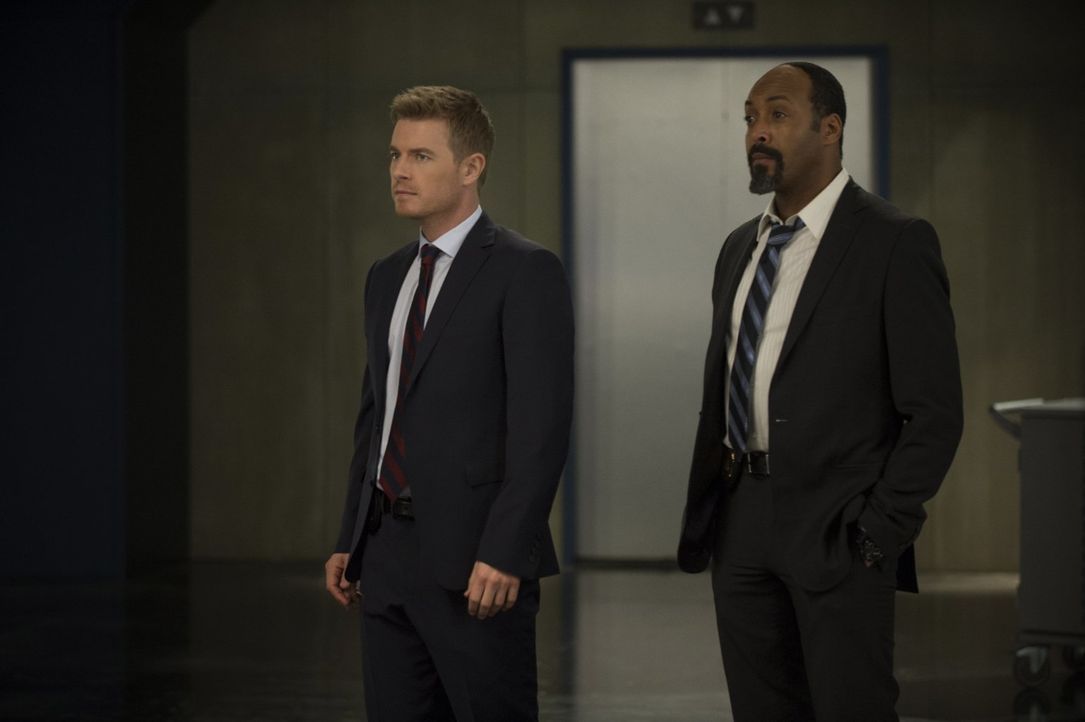 Mit der Entscheidung, die Eddie (Rick Cosnett, l.) trifft, ist Joe (Jesse L. Martin, r.) mehr als unzufrieden ... - Bildquelle: Warner Brothers.