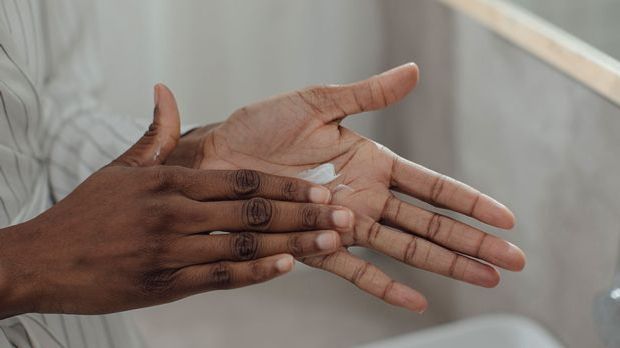 Insbesondere unsere stark beanspruchten Hände bedürfen einer intensiven Hautp...