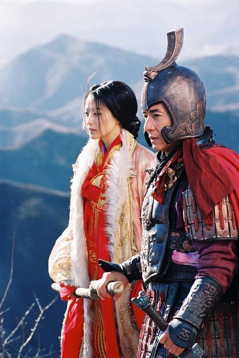 Vor 2000 Jahren begleitete General Meng Yi (Jackie Chan, r.) eine koreanische Prinzessin (Hee-seon Kim, l.) nach China, die die Konkubine des greise... - Bildquelle: Splendid