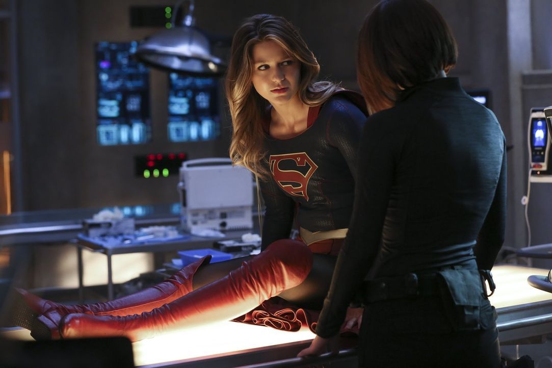 In einer ihrer schwersten Stunden kann Kara alias Supergirl (Melissa Benoist, l.) auf die Unterstützung ihrer Schwester Alex (Chyler Leigh, r.) zähl... - Bildquelle: 2015 Warner Bros. Entertainment, Inc.