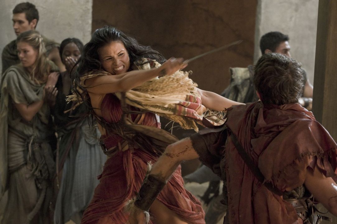 Kann auch mal grob werden, wenn das Leben ihres Freundes in Gefahr ist: Mira (Katrina Law) ... - Bildquelle: 2011 Starz Entertainment, LLC. All rights reserved.