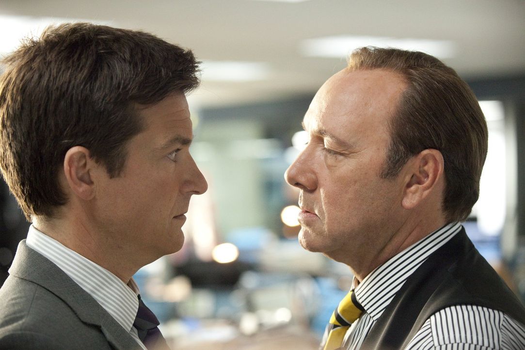 Der brave Angestellte Nick (Jason Bateman, l.) leidet unter seinem sadistischen Boss Dave Harken (Kevin Spacey, r.), doch ist ein Mord wirklich die... - Bildquelle: 2011 Warner Bros.