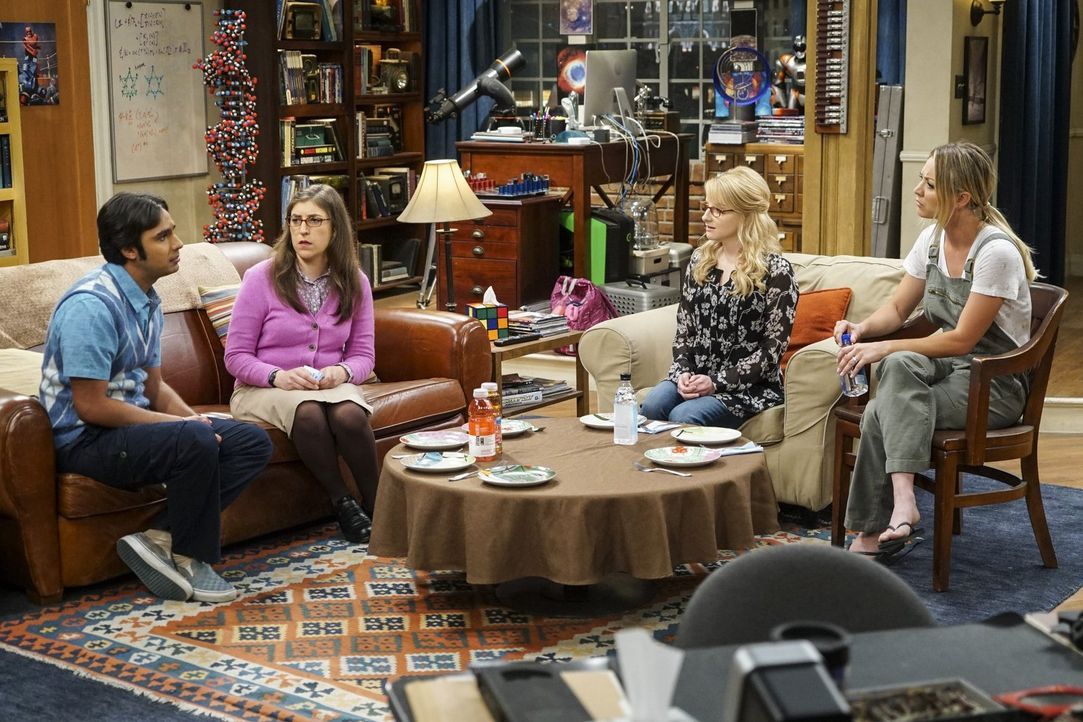 Raj (Kunal Nayyar, l.) erklärt Amy (Mayim Bialik, 2.v.l.) und Bernadette (Melissa Rauch, 2.v.r.), dass er bei Penny (Kaley Cuoco, r.) und Leonard au... - Bildquelle: 2016 Warner Brothers