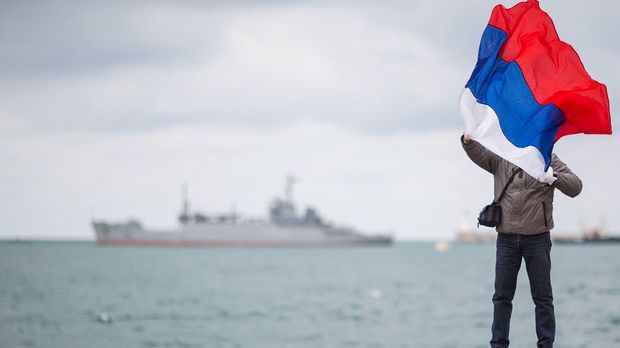 Russland vertreibt britisches Schiff mit Schüssen und Bomben