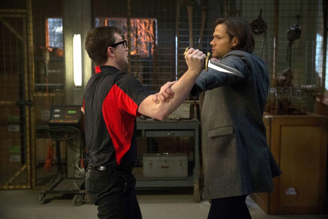 Ohne es zu ahnen, geht Sam (Jared Padalecki, r.) Del (James Immekus, l.) in die Falle ? - Bildquelle: 2013 Warner Brothers