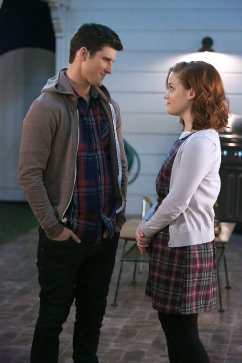 Als Tessa (Jane Levy, r.) erfährt, dass Ryan (Parker Young, l.) ihr gegenüber nicht ehrlich war, denkt sie über die Zukunft ihrer Beziehung nach ...... - Bildquelle: Warner Brothers