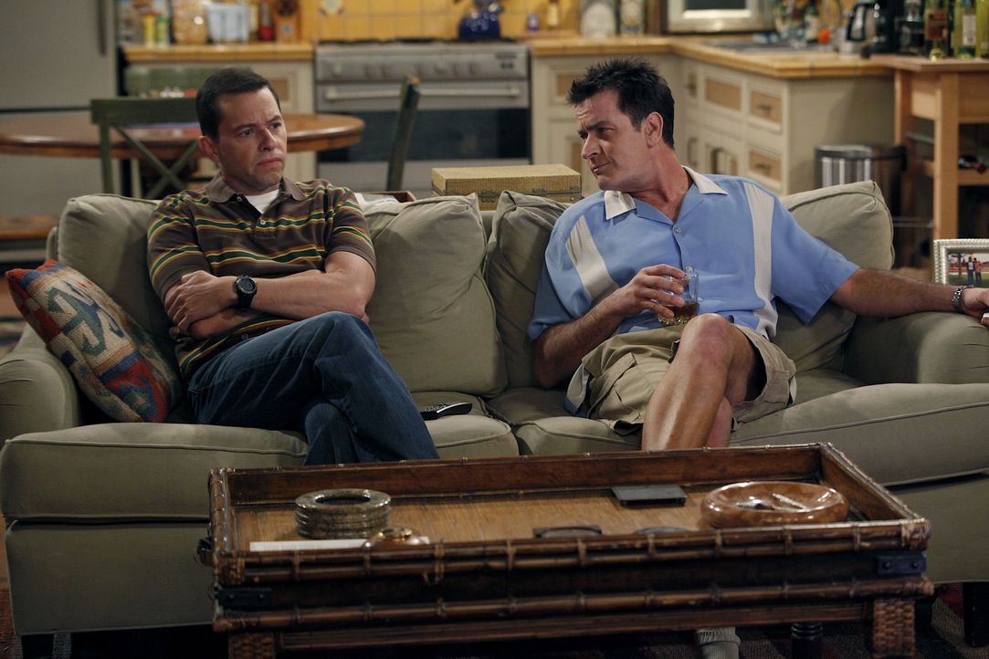 Männergespräche: Alan (Jon Cryer, l.) und Charlie (Charlie Sheen, r.) ... - Bildquelle: Warner Bros. Television