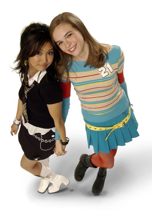 Eines Tages erhalten Brittany (Danielle Panabaker, r.) und Natasha (Brenda Song, l.) die einmalige Chance, ihrem Schwarm Jordan Cahill nahe zu komme... - Bildquelle: The Disney Channel