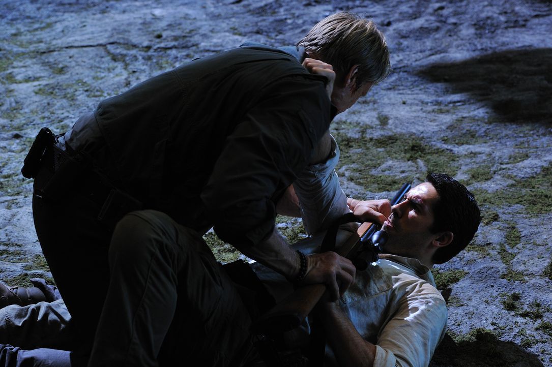Zwischen dem Kryptozoologen Travis Preston (Scott Adkins, unten) und Großwildjäger Harker (Dolph Lundgren, oben) entbrennt ein Kampf auf Leben und T...