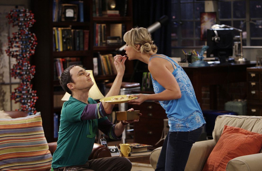 Sex oder Pralinen: Sheldon (Jim Parsons, l.) und Penny (Kaley Cuoco, r.) ... - Bildquelle: Warner Bros. Television