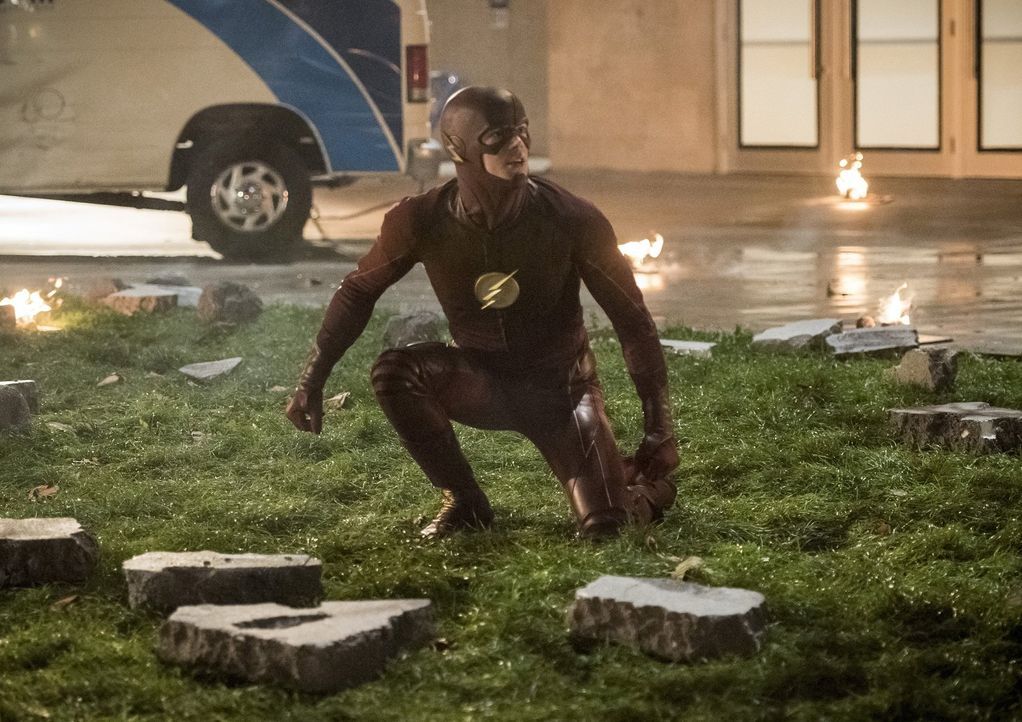 Während Barry alias The Flash (Grant Gustin) mit seinen Superhelden-Freunden gegen brutale Aliens kämpft, möchte auch Wally unbedingt seine neuen Fä... - Bildquelle: 2016 Warner Bros.