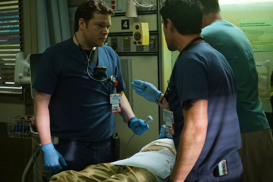 Eine unsinnige und überflüssige Operation bringt Angus (Harry Ford, l.) in große Schwierigkeiten. Mario (Ben Hollingsworth, r.), der daran zumindest... - Bildquelle: Richard Cartwright 2015 American Broadcasting Companies, Inc. All rights reserved.
