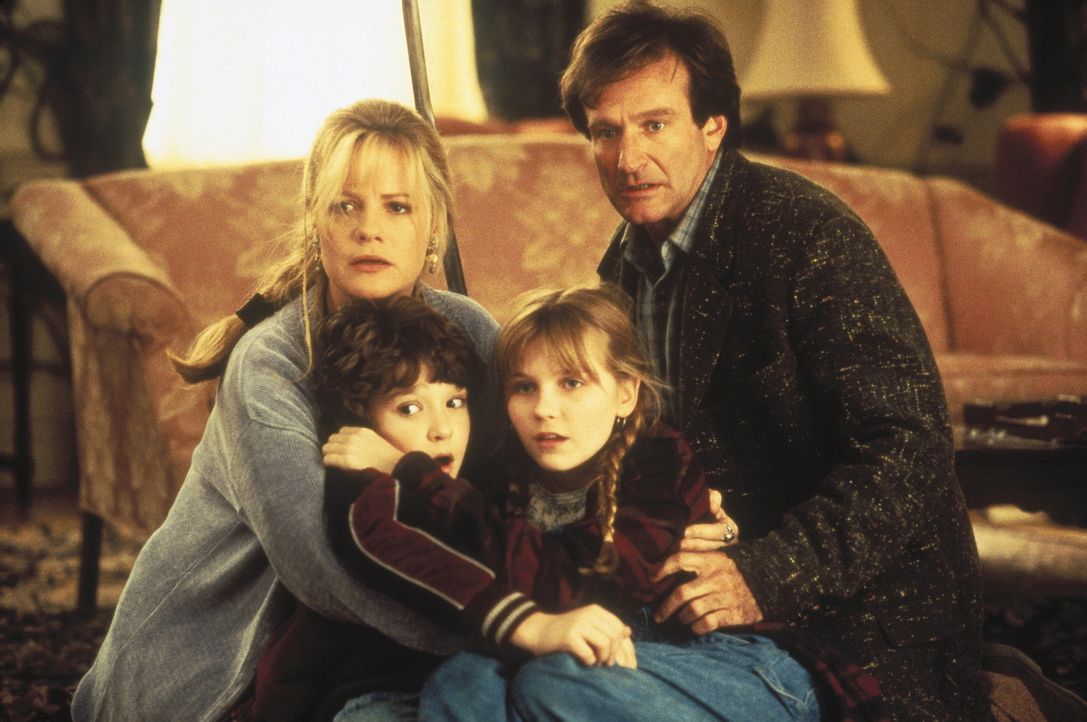 Sarah (Bonnie Hunt, l.), Alan (Robin Williams, r.) und die beiden Kinder Peter (Bradley Pierce, 2.v.l.) und Judy (Kirsten Dunst, 2.v.r.) sehen sich... - Bildquelle: COLUMBIA TRISTAR INTERNATIONAL TELEVISION