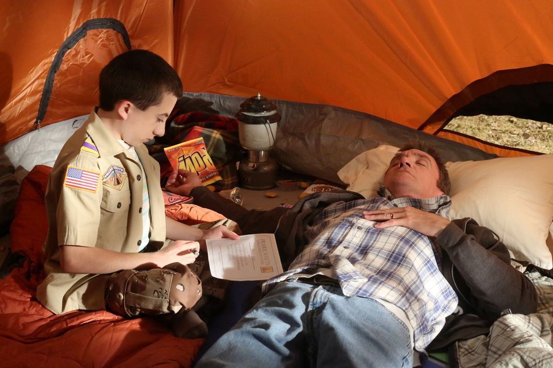 Während Nesthäkchen und Pfadfinder Brick (Atticus Shaffer, l.) festentschlossen ist, beim Zelten dieses Mal nicht vorzeitig aufzugeben, erlebt Vater... - Bildquelle: Warner Brothers