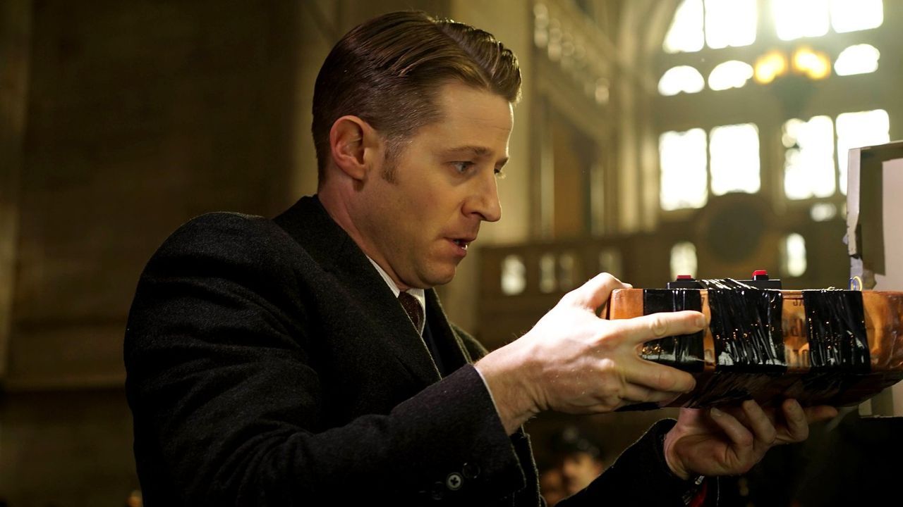 Bullock und Gordon (Ben McKenzie) verfolgen eine komplizierte Spur eines vermeintlichen Kunsträuber und Bombenlegers. Dabei ahnen sie nicht, dass di... - Bildquelle: Warner Brothers