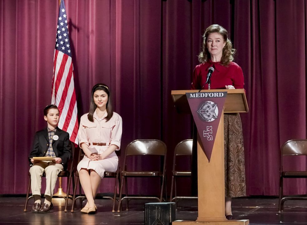 (v.l.n.r.) Sheldon Cooper (Iain Armitage); Nell Cavanaugh (Isabella Coben); Ms. Macelroy (Valerie Mahaffey) - Bildquelle: Monty Brinton 2019 CBS Broadcasting, Inc. All Rights Reserved. / Monty Brinton