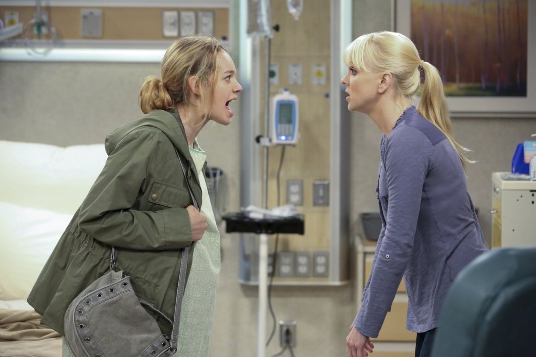 Kurz vor der Geburt rastet Violet (Sadie Calvano, l.) komplett aus und Christy (Anna Faris, r.) hat größte Mühe, sie dazu zu bewegen, in der Klinik... - Bildquelle: Warner Brothers Entertainment Inc.