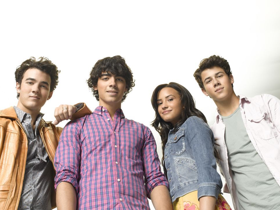 Freuen sich auf ihren zweiten Sommer im Camp Rock: (v.l.n.r.) Jason (Kevin Jonas), Shane (Joe Jonas), Mitchie (Demi Lovato) und Nate (Nick Jonas) ... - Bildquelle: Disney