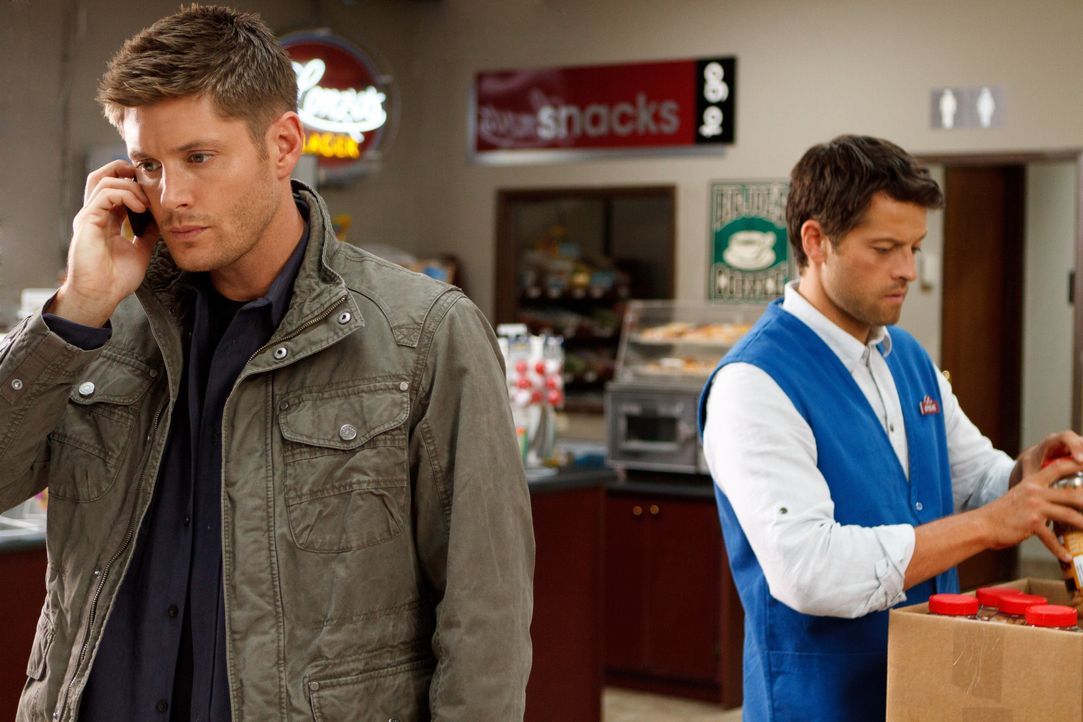 Dean (Jensen Ackles, l.) ist entsetzt, als er sieht, wie Castiel (Misha Collins, r.) lebt, doch dieser fühlt sich wohl in seinem normalen Leben ... - Bildquelle: 2013 Warner Brothers