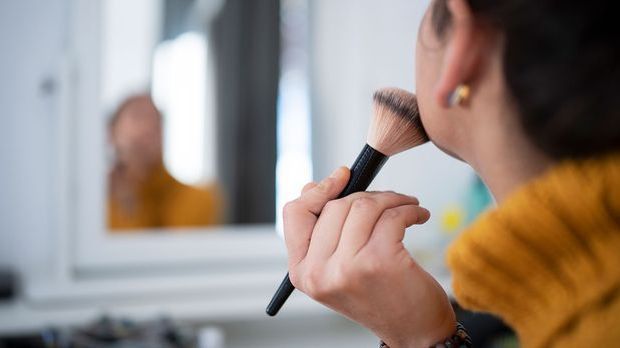 Wie lange halten pudrige Make-up Produkte