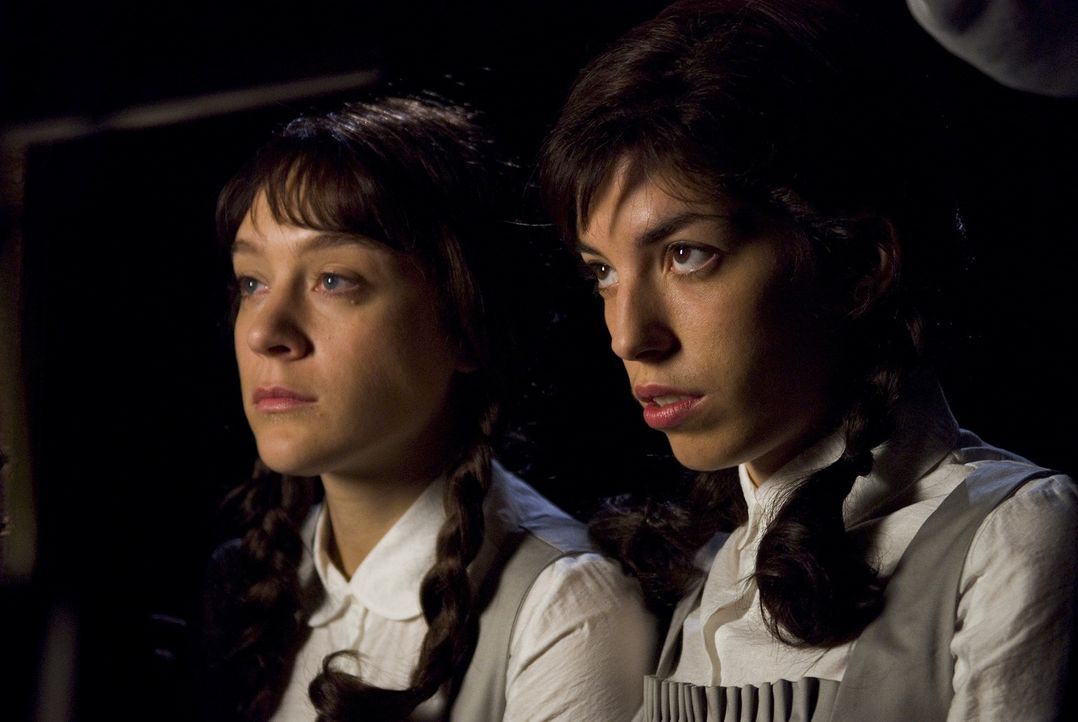 Als sich die Journalistin Grace Collier daran macht, das Schicksal der siamesischen  Zwillinge Tristiana (v.l.n.r.: Erica van Briel, Lou Doillon) au... - Bildquelle: Sony 2007 CPT Holdings, Inc.  All Rights Reserved.