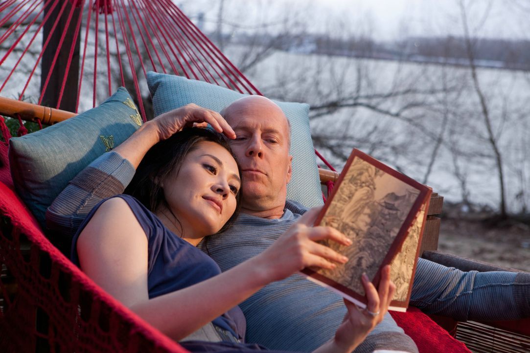 In der Zukunft findet Joe (Bruce Willis, r.) nach langer Zeit endlich Frieden bei Qing Xu (Summer Qing, l.). Als ihm jedoch klar wird, dass seine Fr... - Bildquelle: 2012 Concorde Filmverleih GmbH