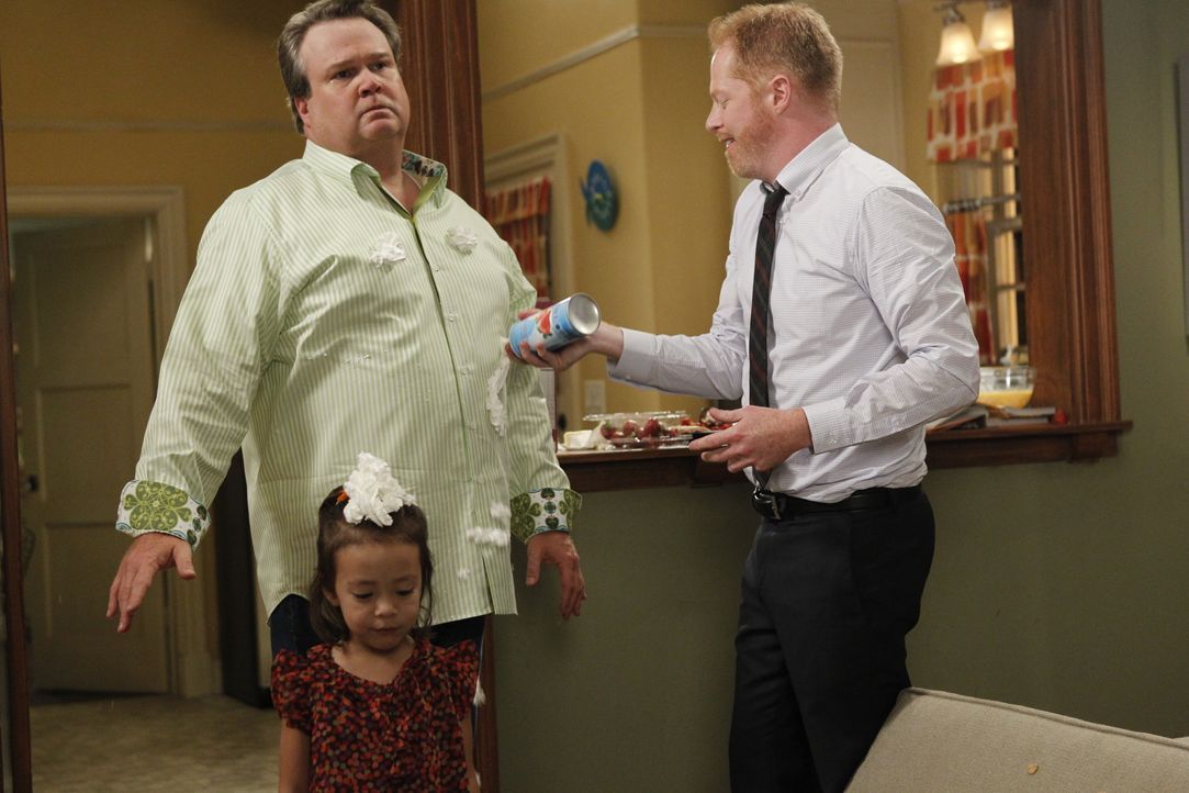 Lily Tucker-Pritchett (Aubrey Anderson-Emmons, unten); Cameron Tucker (Eric Stonestreet, oben); Mitchell Pritchett (Jesse Tyler Ferguson, r.) - Bildquelle: © 2011 Twentieth Century Fox Film Corporation. All rights reserved.
