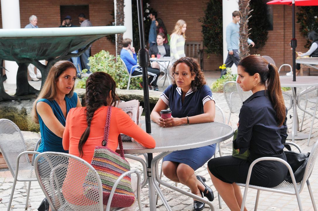 Die Suche nach der Wahrheit geht weiter: Carmen (Roselyn Sanchez, r.), Marisol (Ana Ortiz, l.), Rosie (Dania Ramirez, 2.v.l.) und Zoila (Judy Reyes,... - Bildquelle: ABC Studios