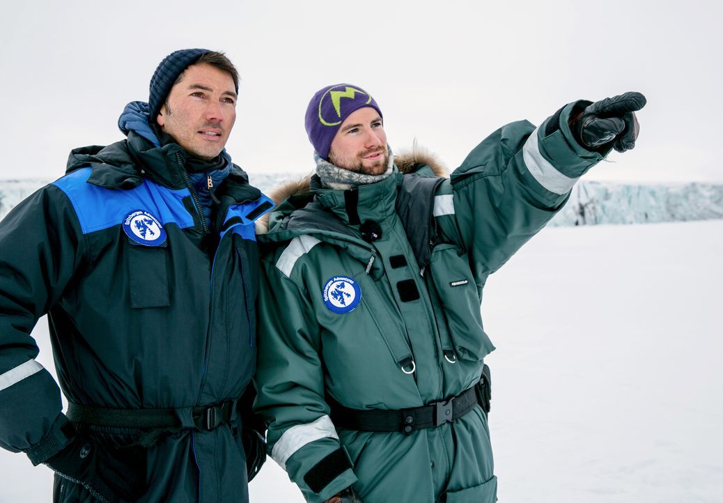 Stefan Gödde (l.) reist ins norwegische Spitzbergen und erkundet mit einem Eisbär-Guide den schwindenden Lebensraum der mächtigen Raubtiere ... - Bildquelle: ProSieben