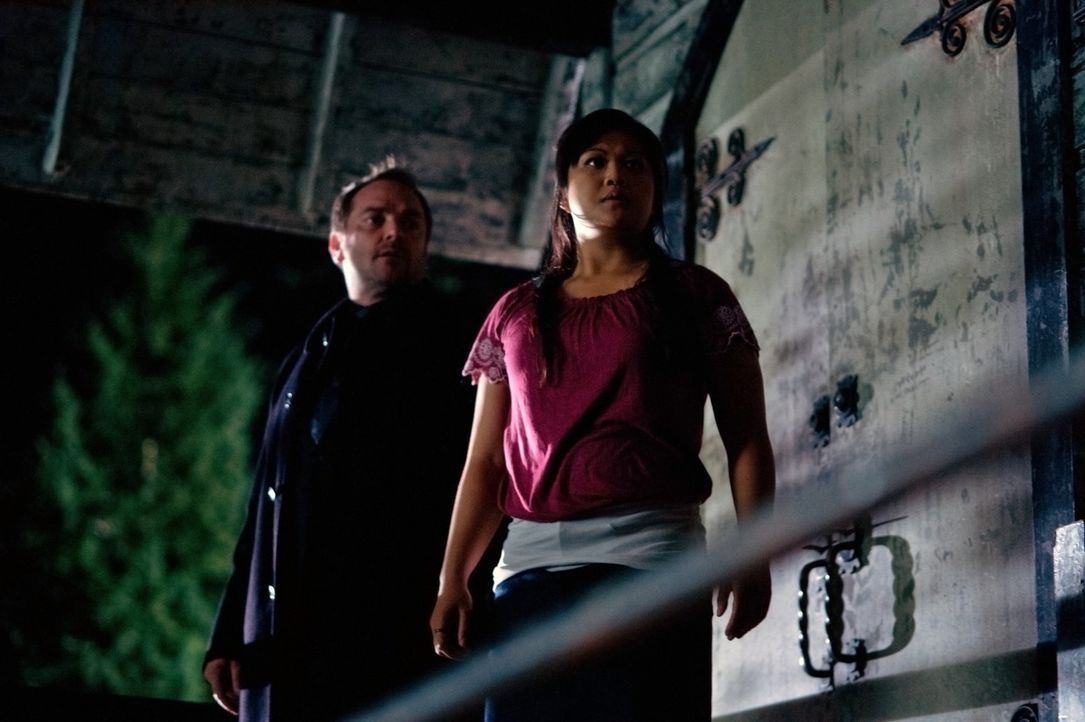 Was hat Crowley (Mark Sheppard, l.) mit Kevins Highschool-Freundin Channing Nho (Lissa Neptuno, r.) vor? - Bildquelle: Warner Bros. Television