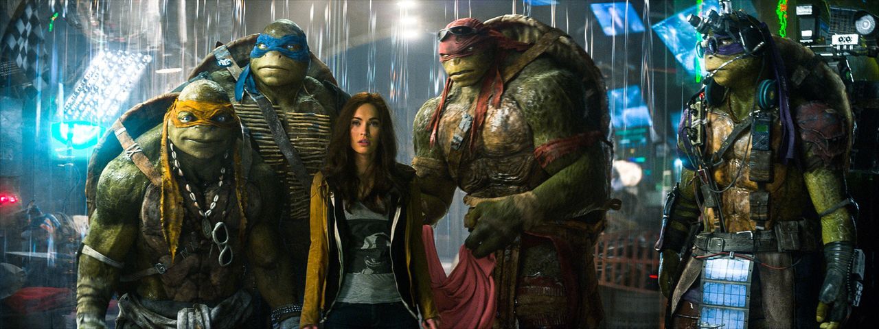 April (Megan Fox, 3.v.l.) wird Zeugin dessen, wie eine maskierte Gestalt Soldaten des "Foot Clans" besiegt und geht der Sache auf den Grund. Ihre Ne... - Bildquelle: MMXIV Paramount Pictures Corporation. All Rights Reserved.
