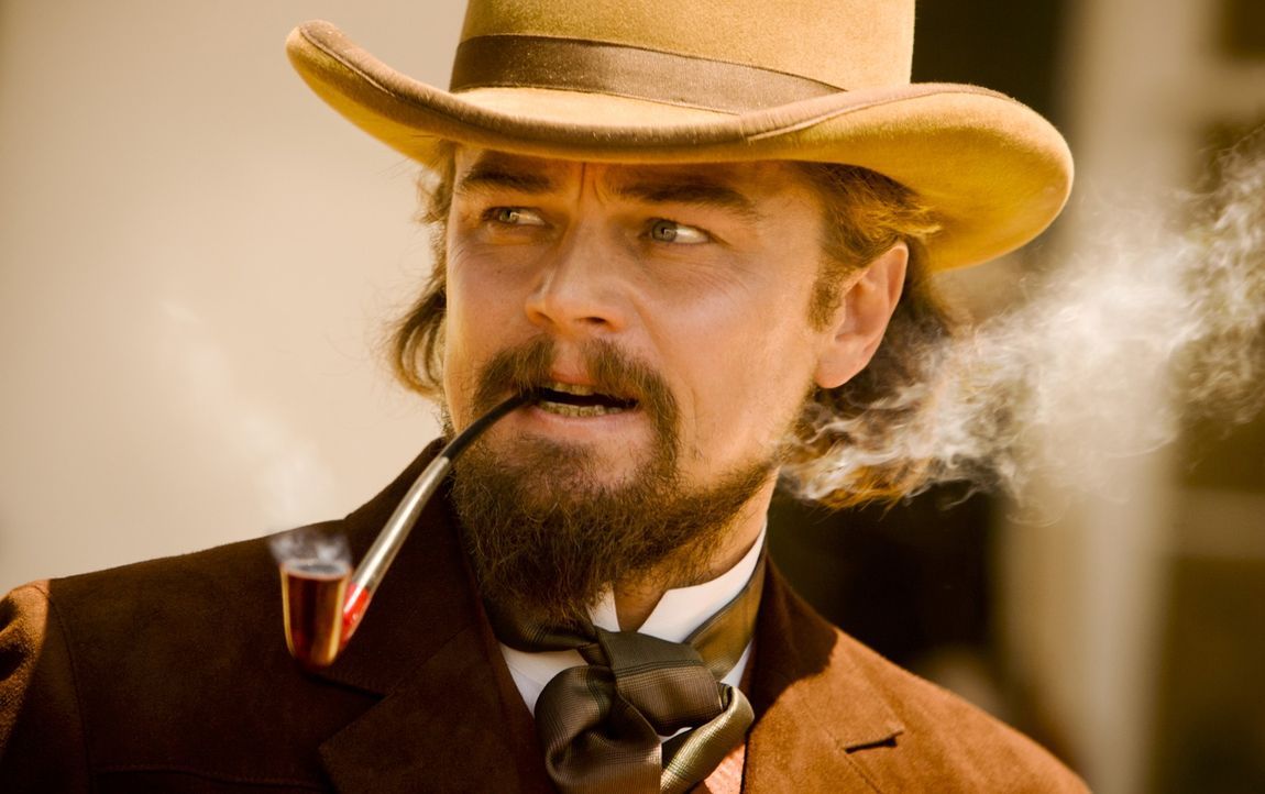 Noch ist der zwielichtige Plantagenbesitzer Calvin Candie (Leonardo DiCaprio) fest davon überzeugt, dass er Schultz und Django in seiner Hand hat. E... - Bildquelle: 2012 Columbia Pictures Industries, Inc.  All Rights Reserved.