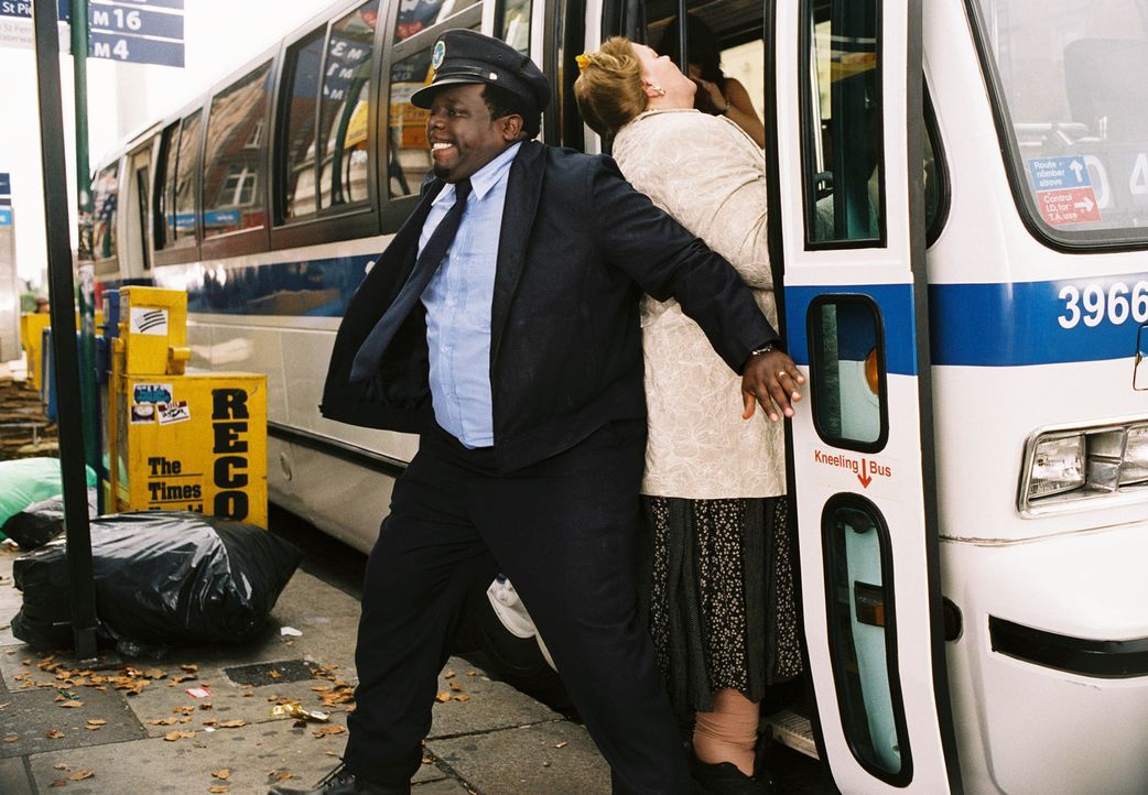 Der New Yorker Busfahrer Ralph Kramden (Cedric "the Entertainer", l.) hat viele Ideen, wie man schnell und ohne große Mühe reich werden kann. Doch w... - Bildquelle: TM &   2006 Paramount Pictures. All Rights Reserved.