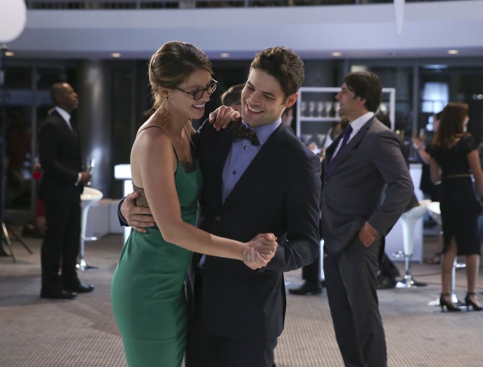 Als Kara (Melissa Benoist, l.) und Wenn (Jeremy Jordan, r.) das Tanzbein schwingen, kann die frischgebackene Superheldin für einen Moment vergessen,... - Bildquelle: 2015 Warner Bros. Entertainment, Inc.